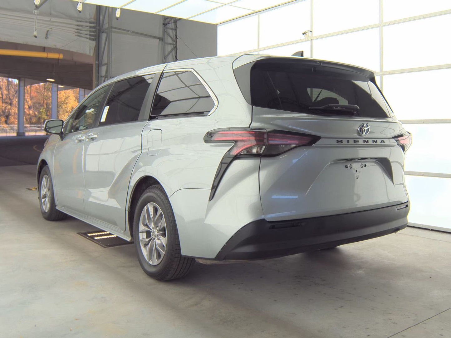 2022 Toyota Sienna LE 8-Passenger 120.5" WB