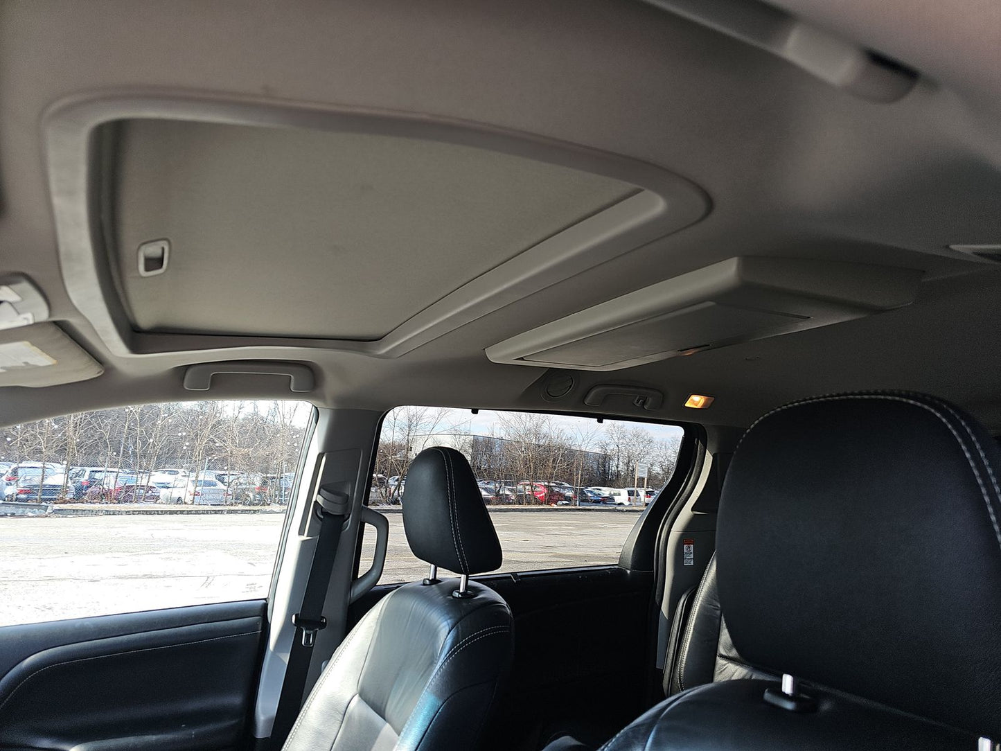 2016 Toyota Sienna SE Premium 8-Passenger 119.3" WB