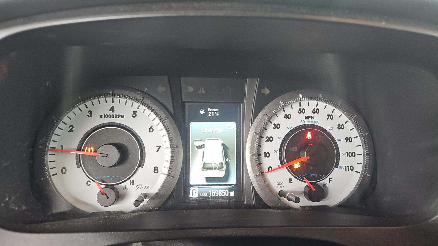 2016 Toyota Sienna SE Premium 8-Passenger 119.3" WB