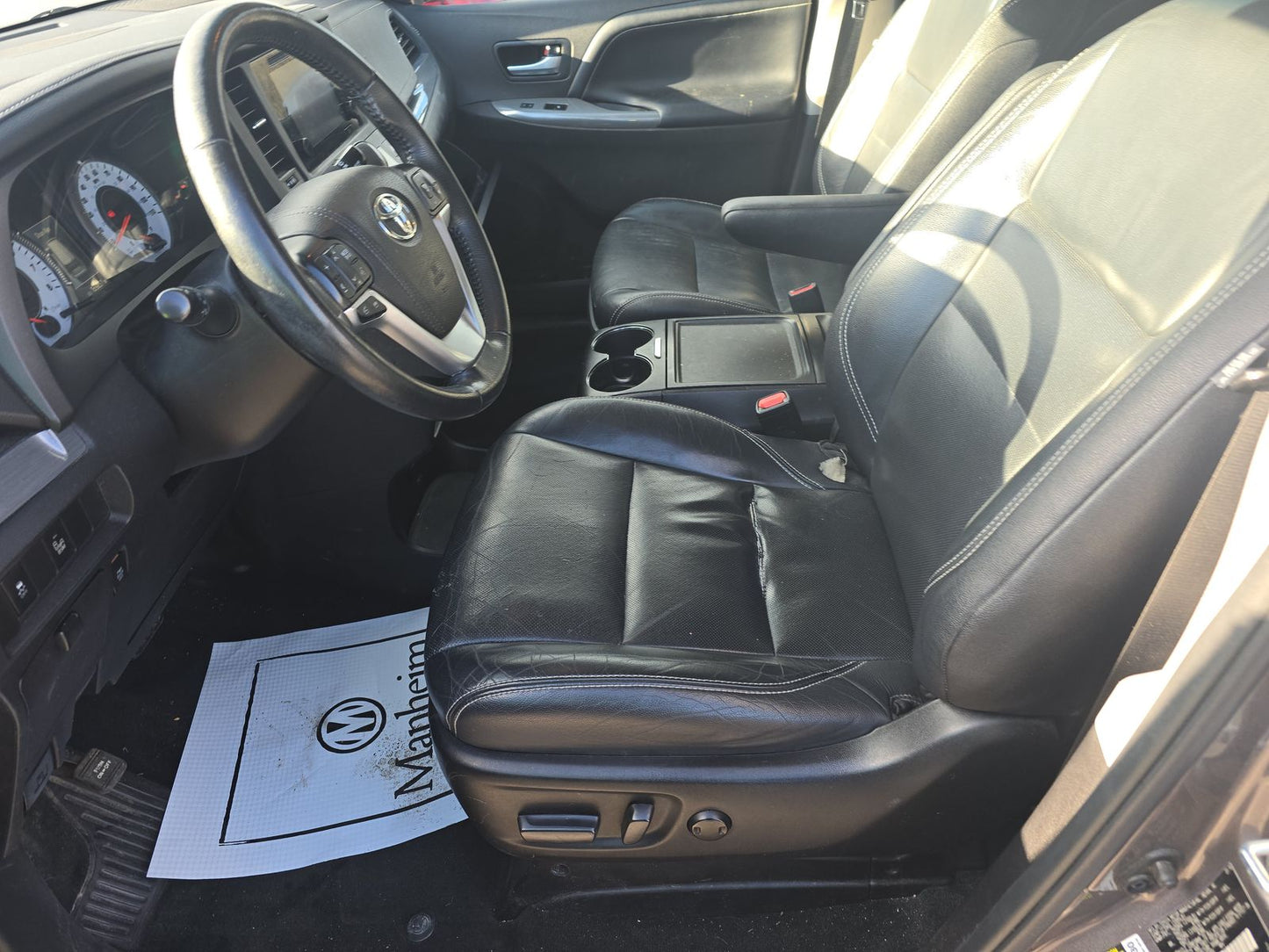 2016 Toyota Sienna SE Premium 8-Passenger 119.3" WB