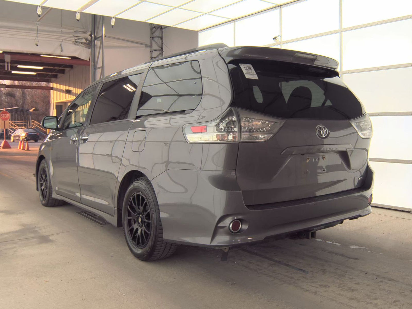 2016 Toyota Sienna SE Premium 8-Passenger 119.3" WB