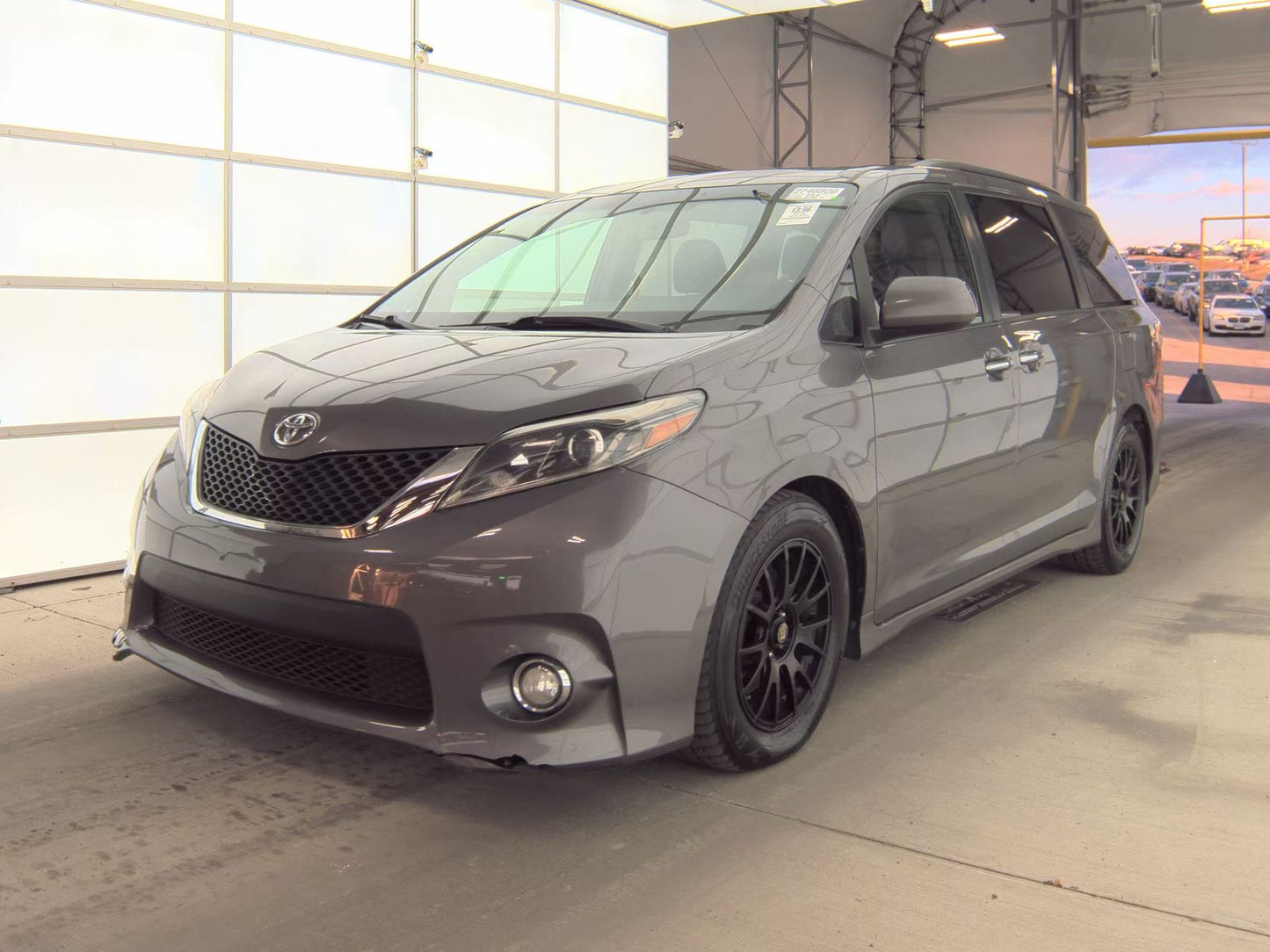 2016 Toyota Sienna SE Premium 8-Passenger 119.3" WB