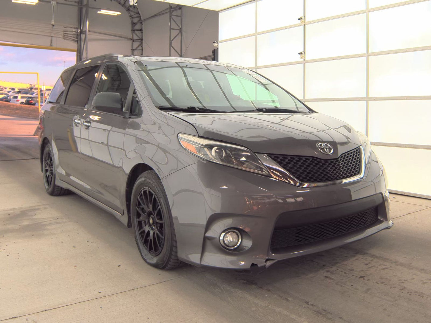 2016 Toyota Sienna SE Premium 8-Passenger 119.3" WB