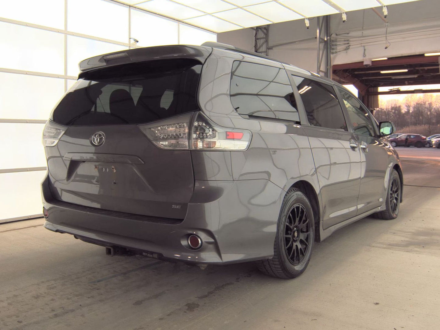 2016 Toyota Sienna SE Premium 8-Passenger 119.3" WB