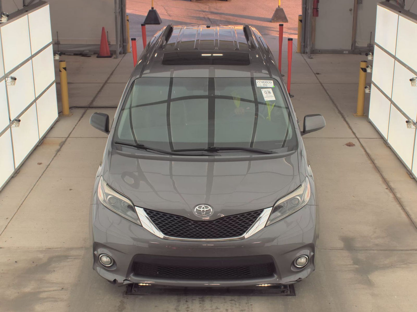 2016 Toyota Sienna SE Premium 8-Passenger 119.3" WB