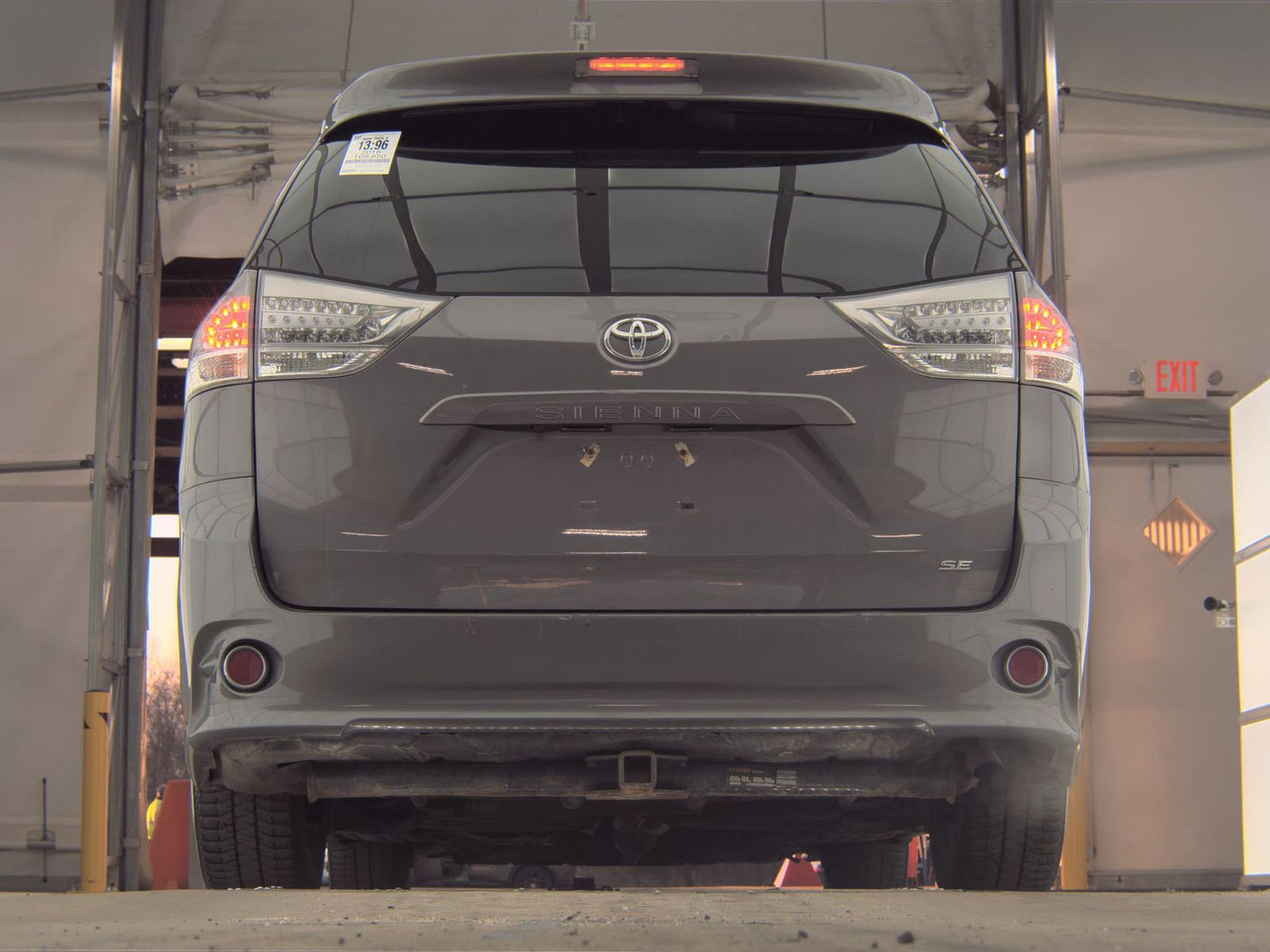 2016 Toyota Sienna SE Premium 8-Passenger 119.3" WB