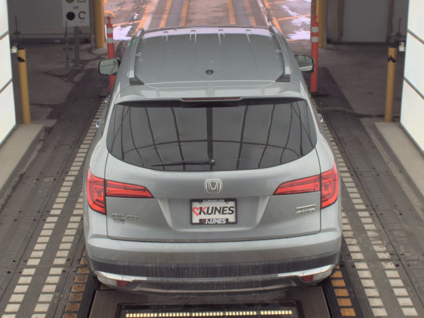 2016 Honda Pilot Touring w/Navigation & RES