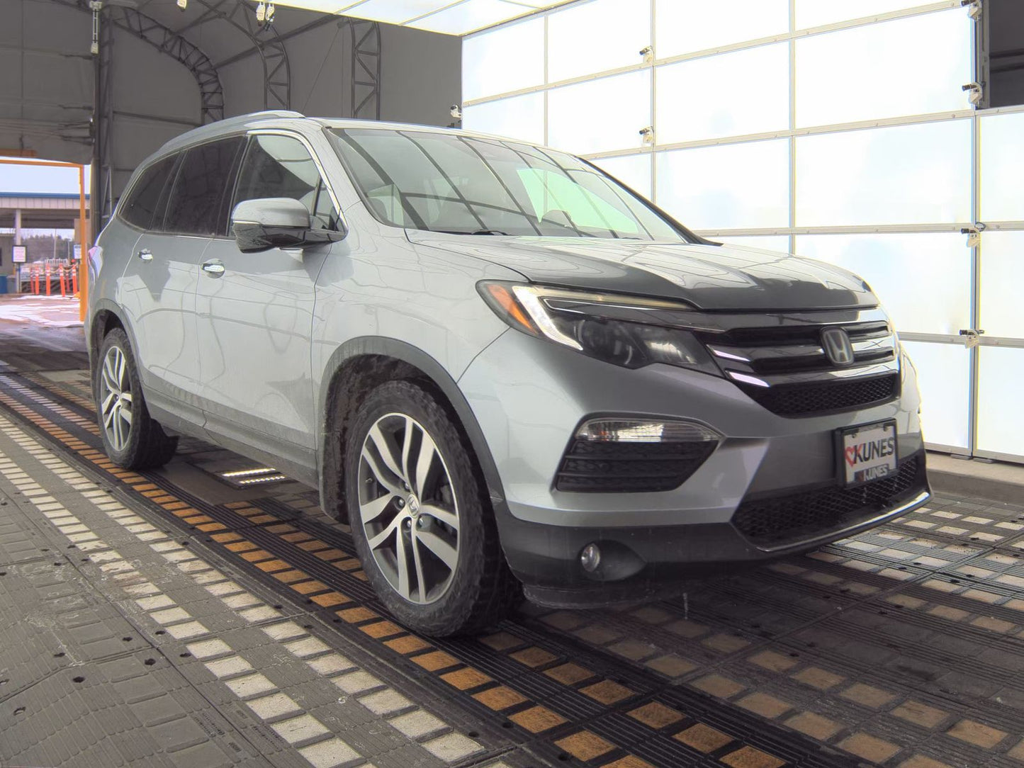 2016 Honda Pilot Touring w/Navigation & RES