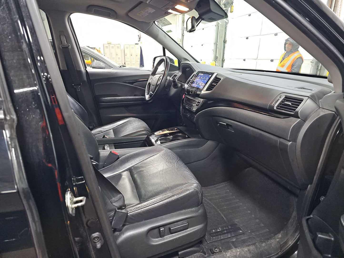 2016 Honda Pilot Touring w/Navigation & RES