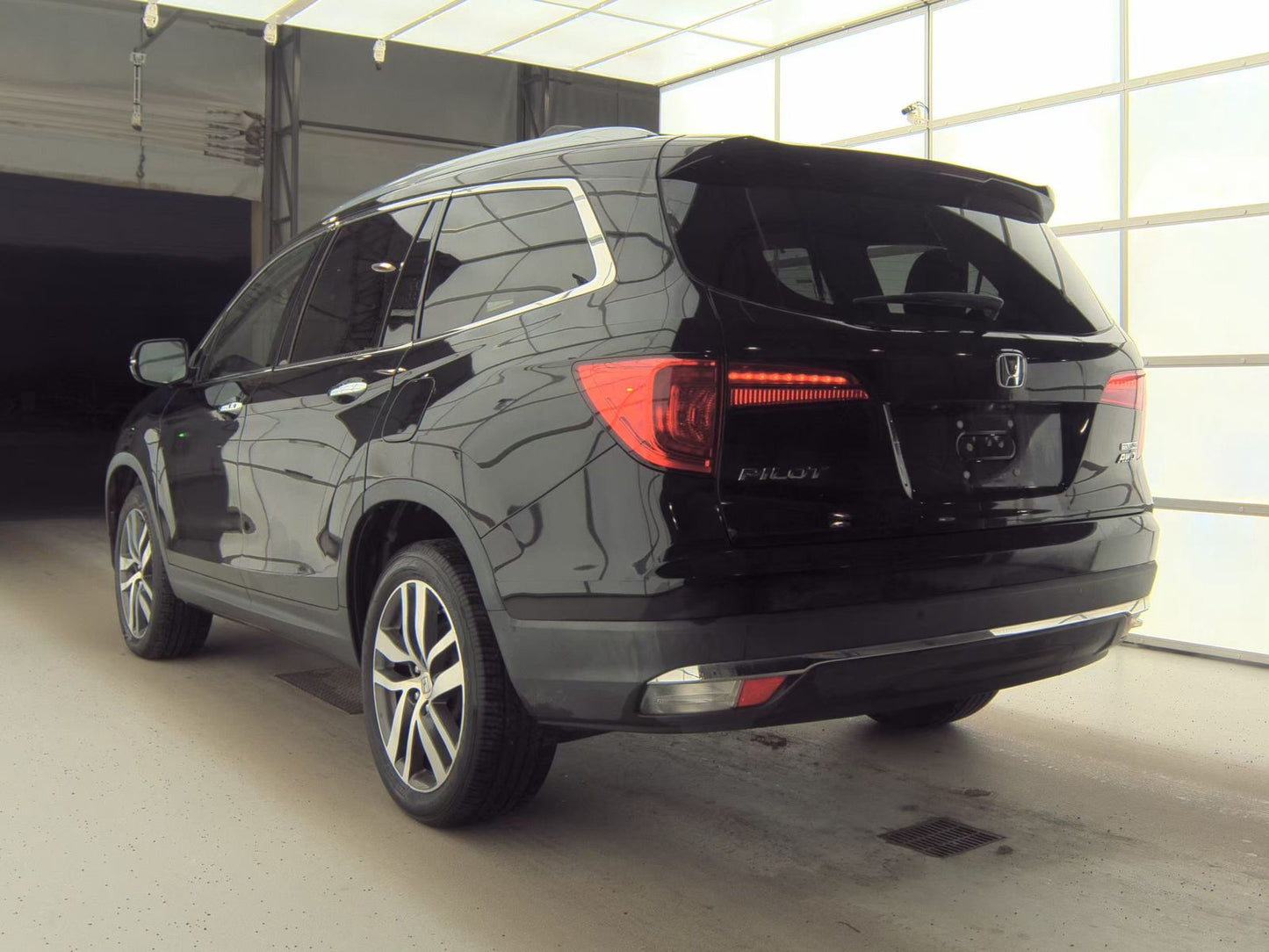 2016 Honda Pilot Touring w/Navigation & RES