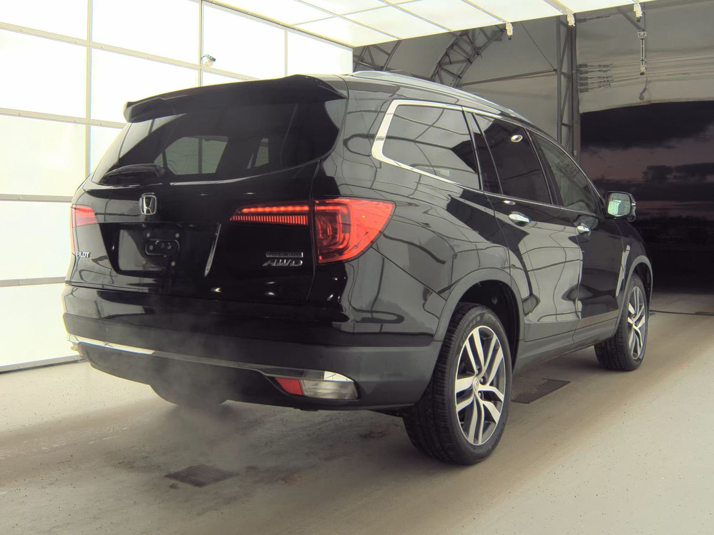 2016 Honda Pilot Touring w/Navigation & RES