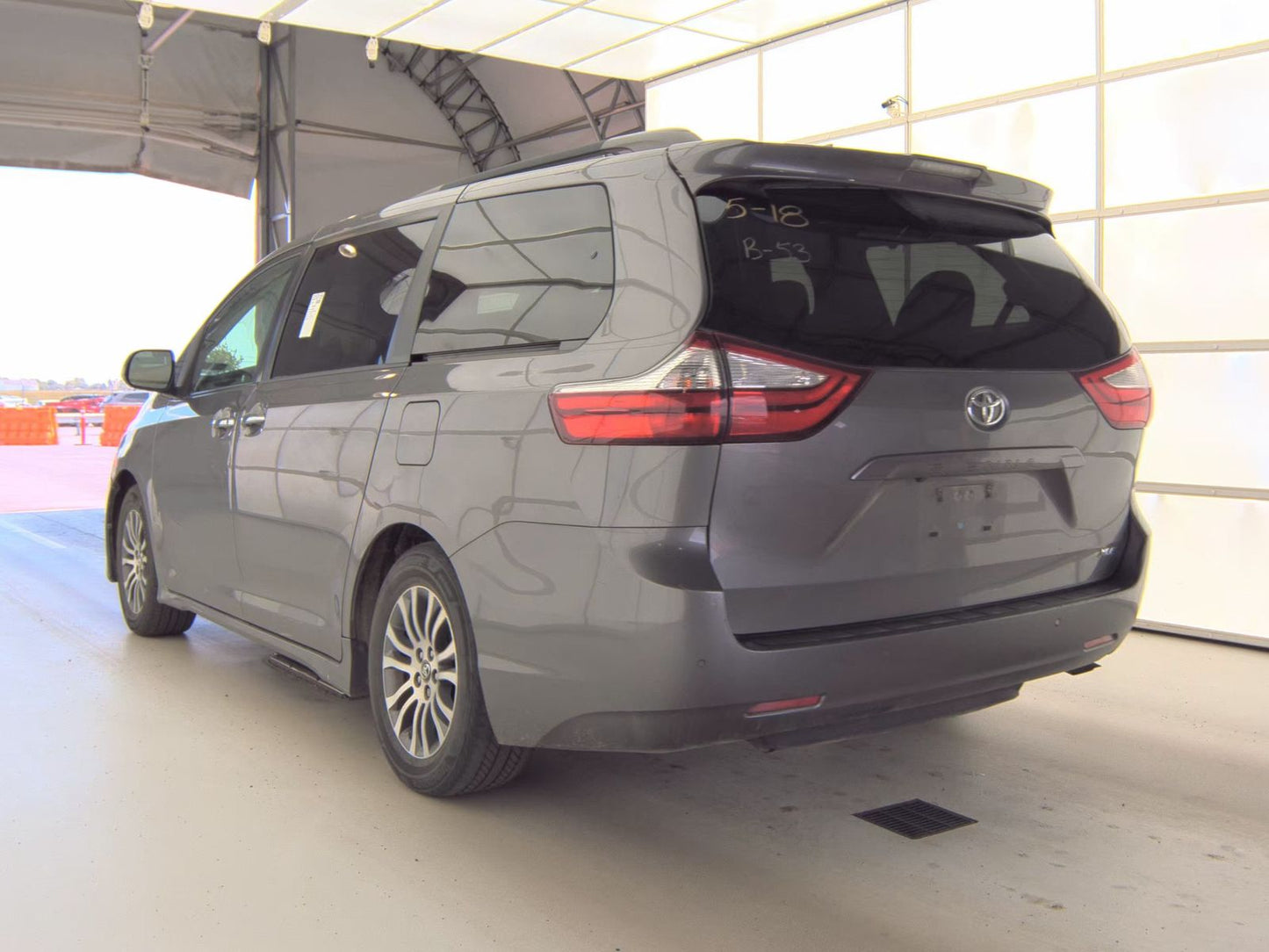 2018 Toyota Sienna XLE 8-Passenger 119.3" WB