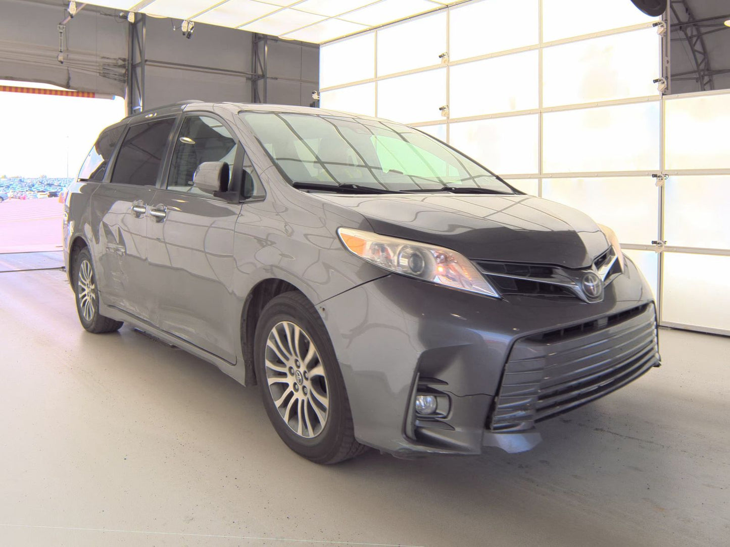 2018 Toyota Sienna XLE 8-Passenger 119.3" WB