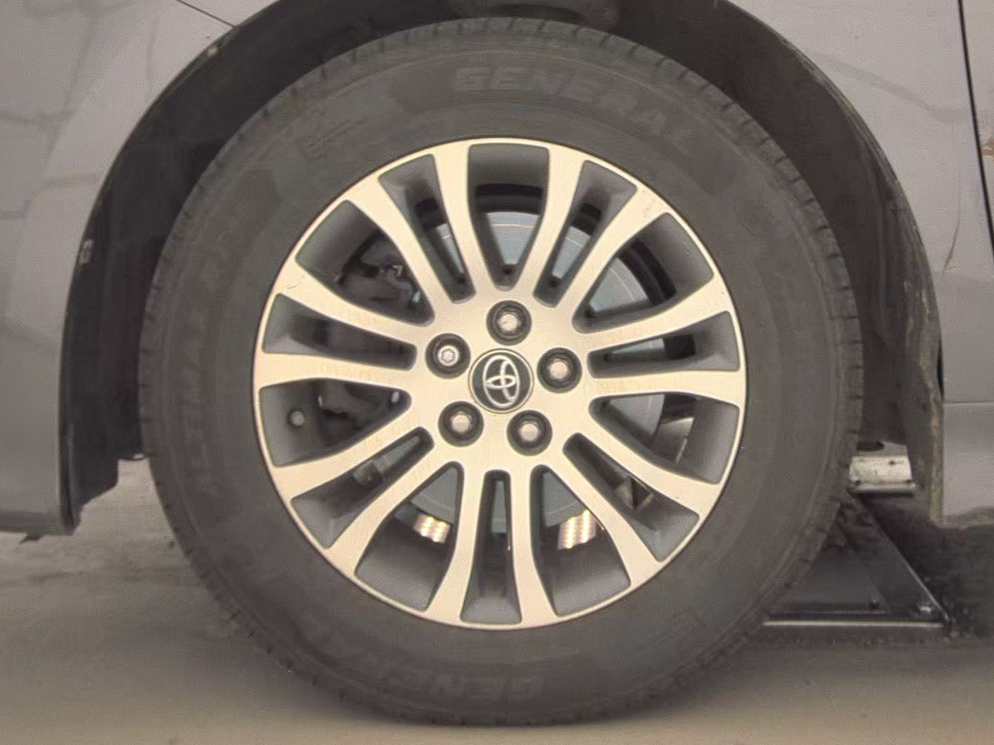 2018 Toyota Sienna XLE 8-Passenger 119.3" WB
