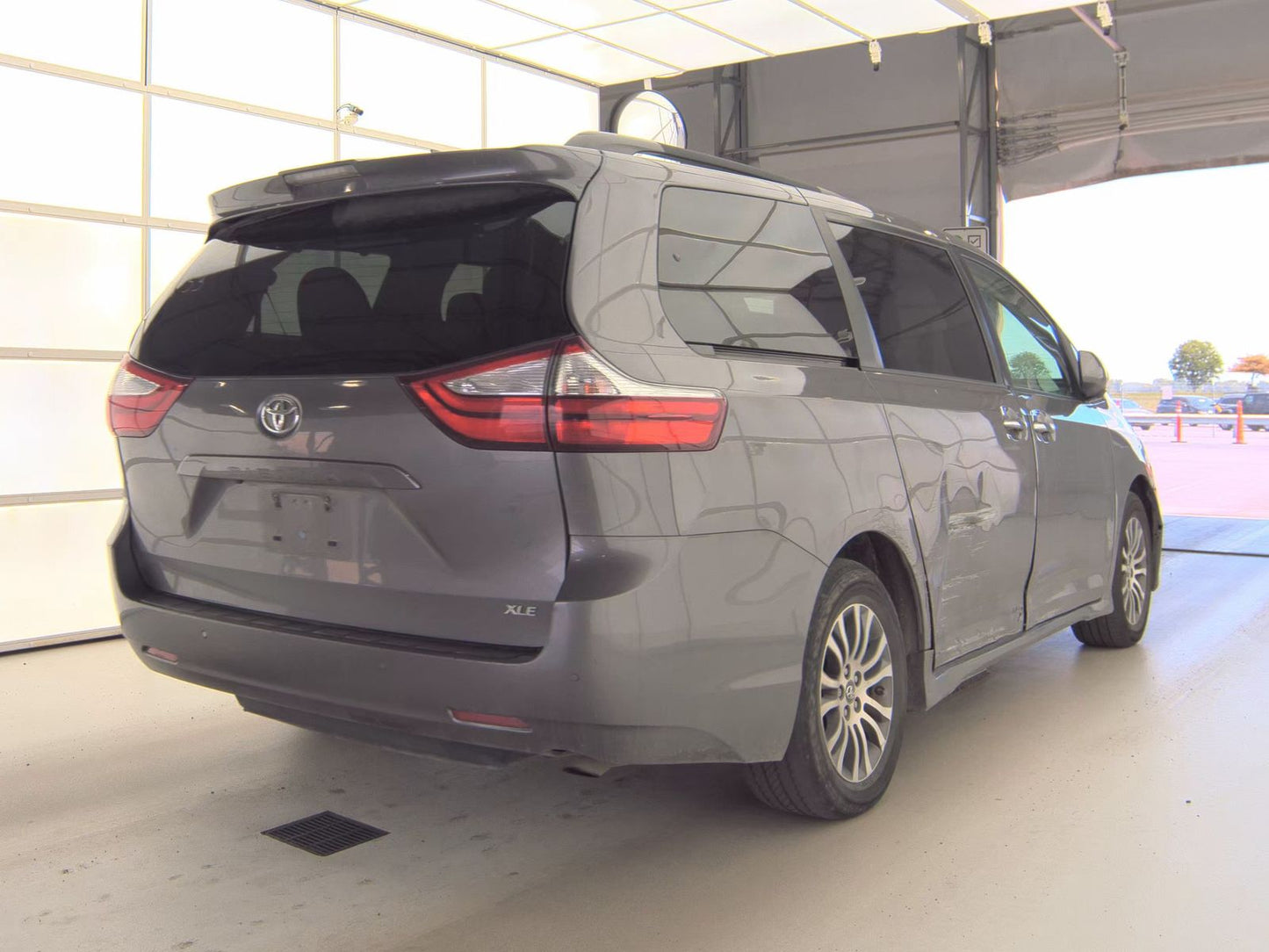 2018 Toyota Sienna XLE 8-Passenger 119.3" WB