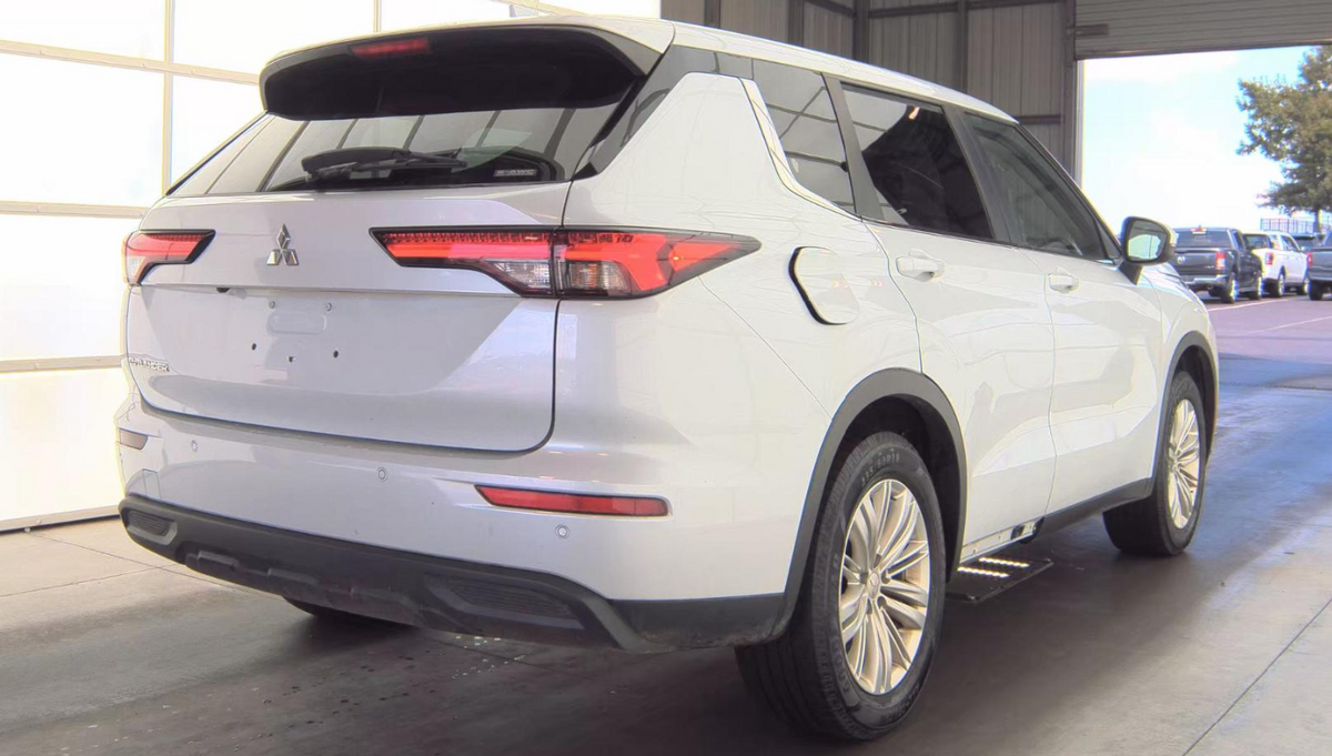 2023 Mitsubishi Outlander ES
