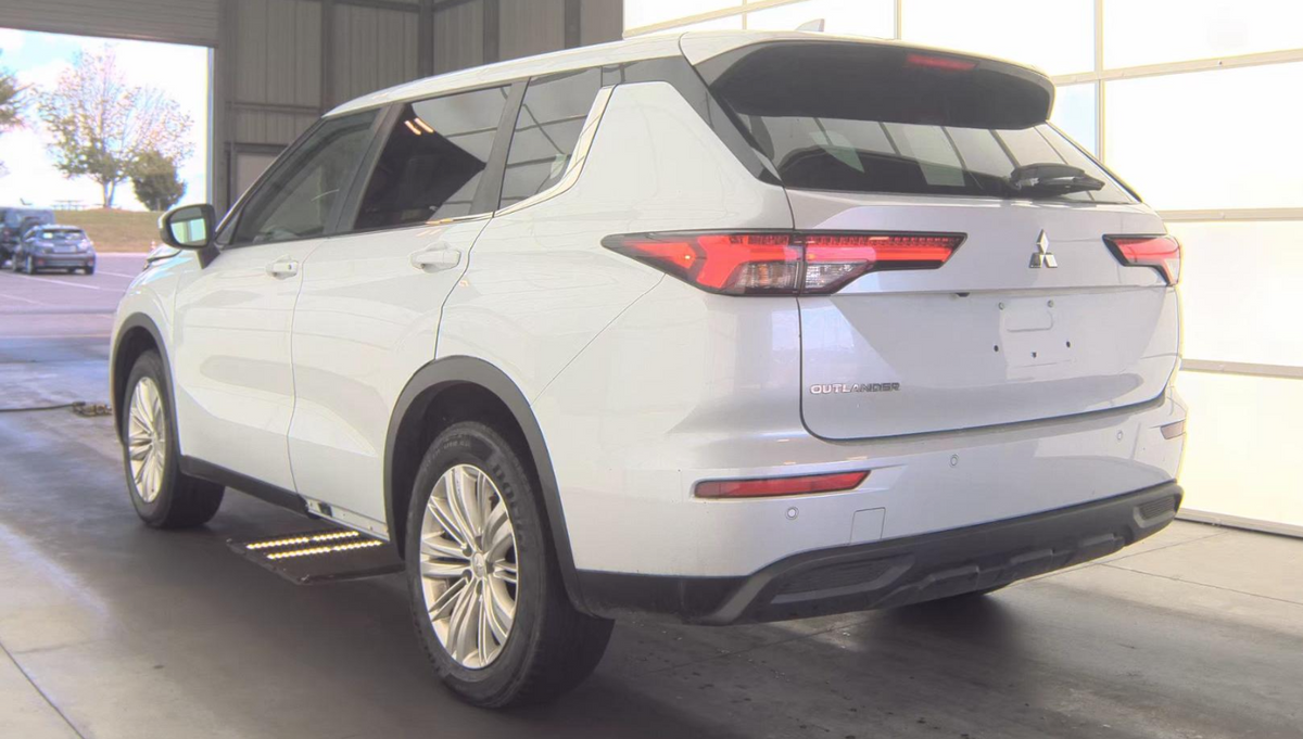 2023 Mitsubishi Outlander ES