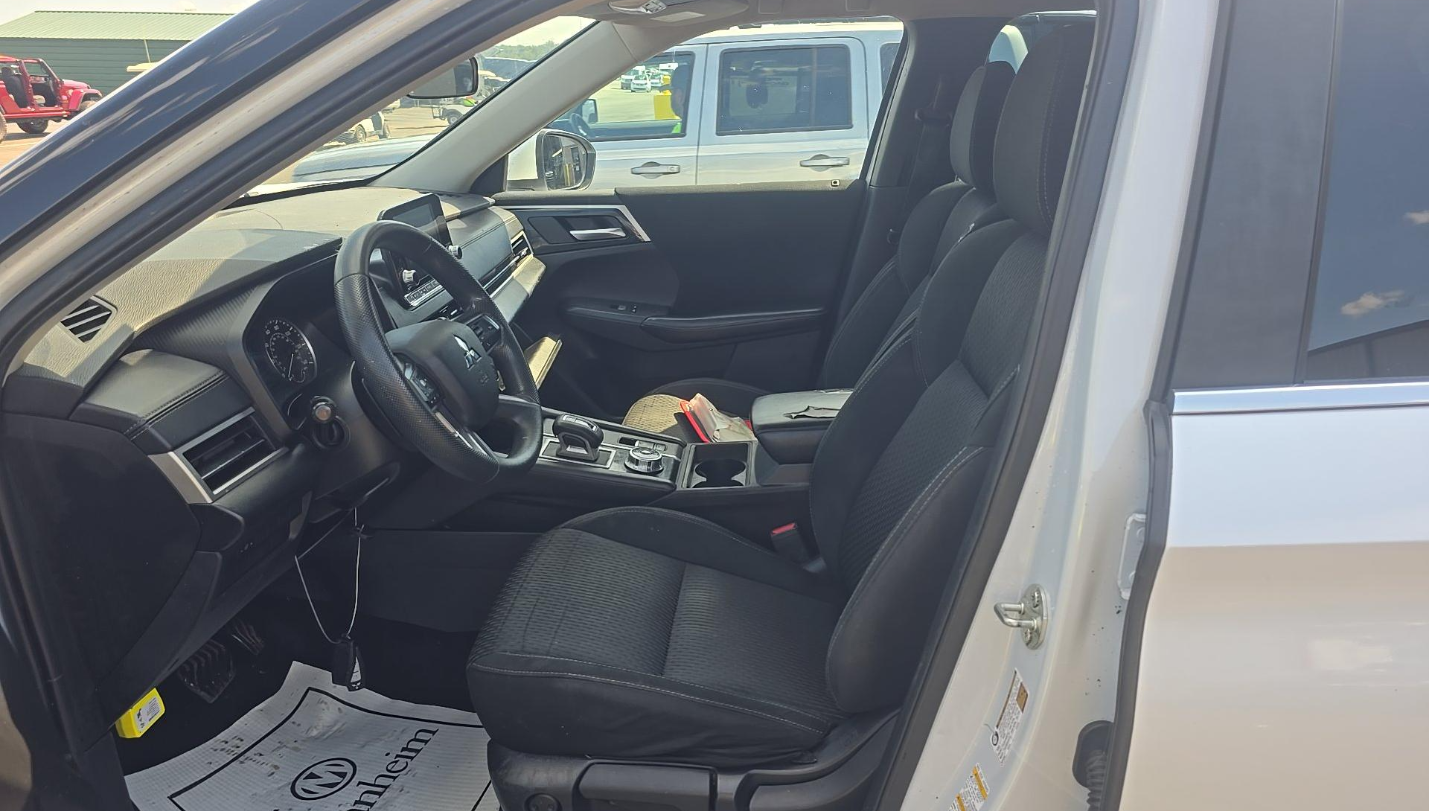 2023 Mitsubishi Outlander ES